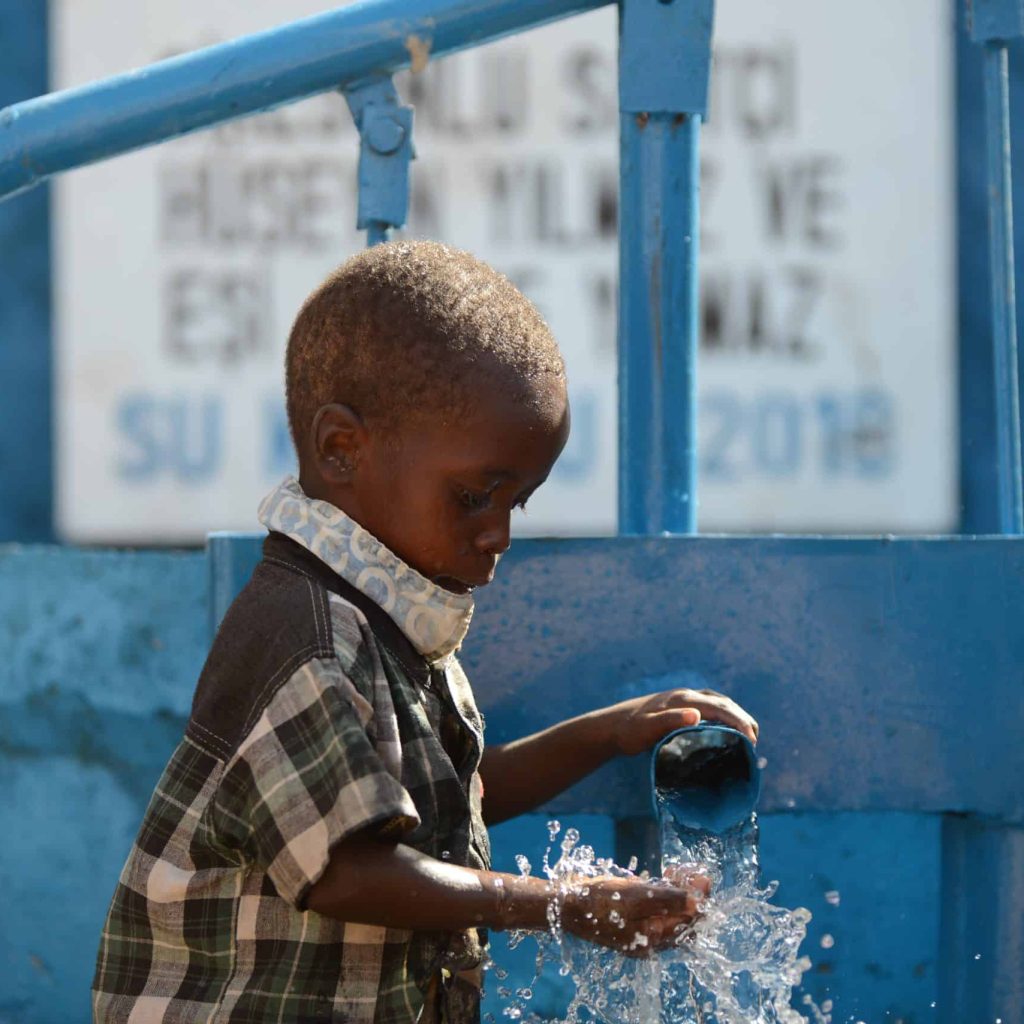 Su kuyusunda ellerini yıkayan Afrikalı çocuk